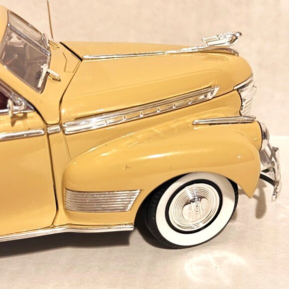 Welly 1:18 Scale 1941 Chevy Special Deluxe Cream Convertible Diecast Model Car - Picture 12 of 13